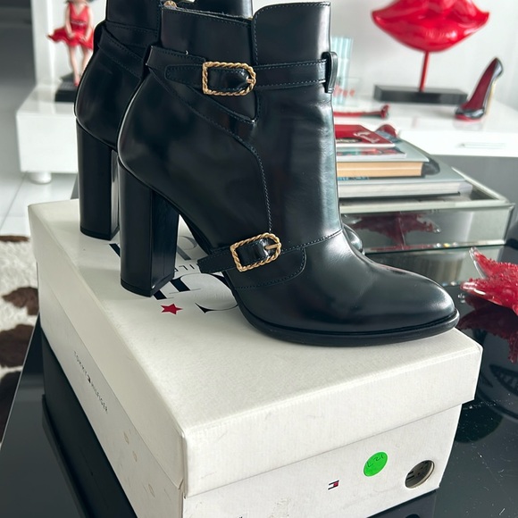 Gigi Hadid -Tommy Hilfiger buckles ankles boots - Picture 11 of 12